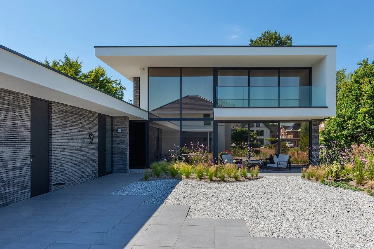 Buiten stucwerk en gevelisolatie bij een moderne villa.
