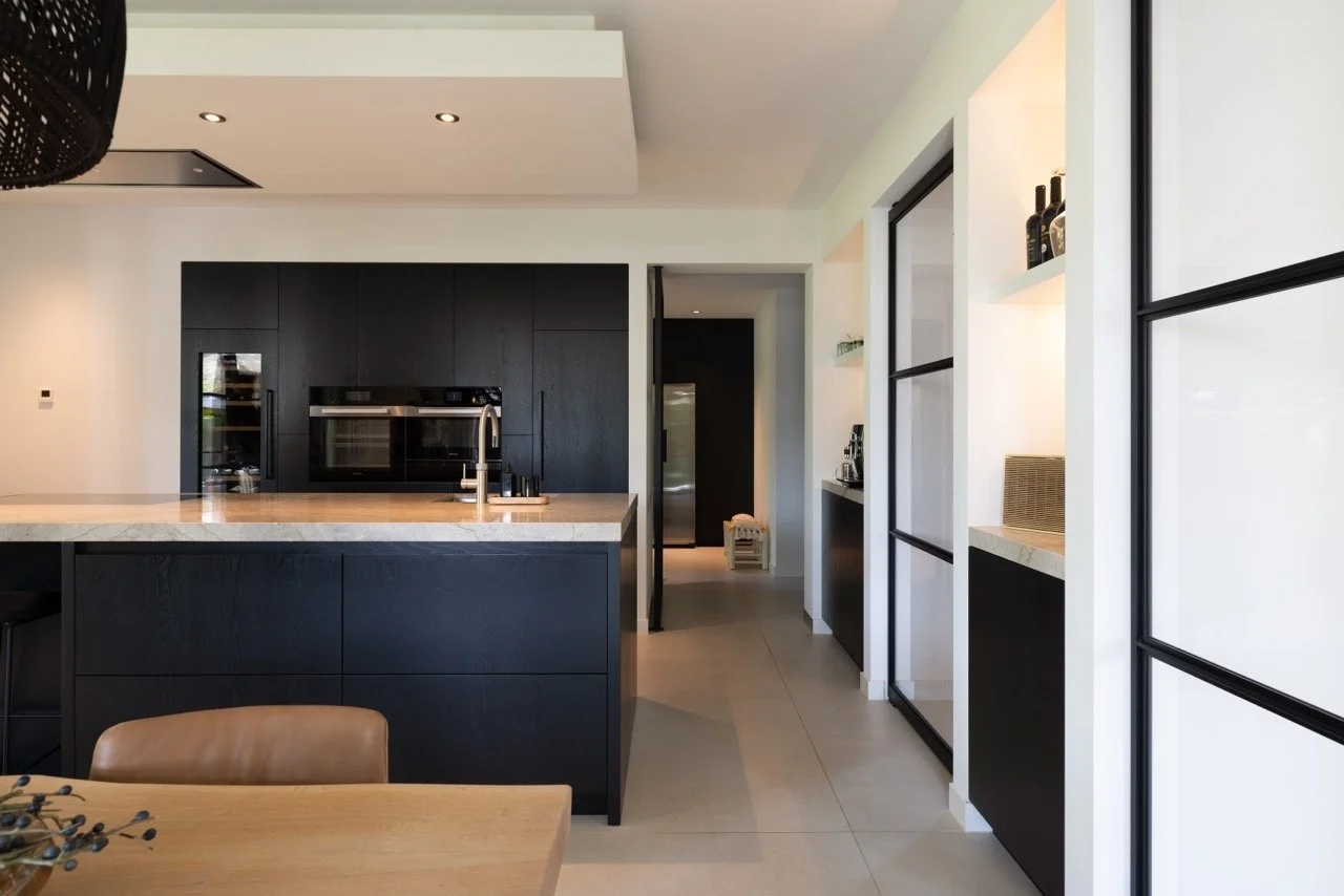 Binnenstucwerk en strakke wandafwerking in moderne villa, uitgevoerd door Zonjee Afbouw.