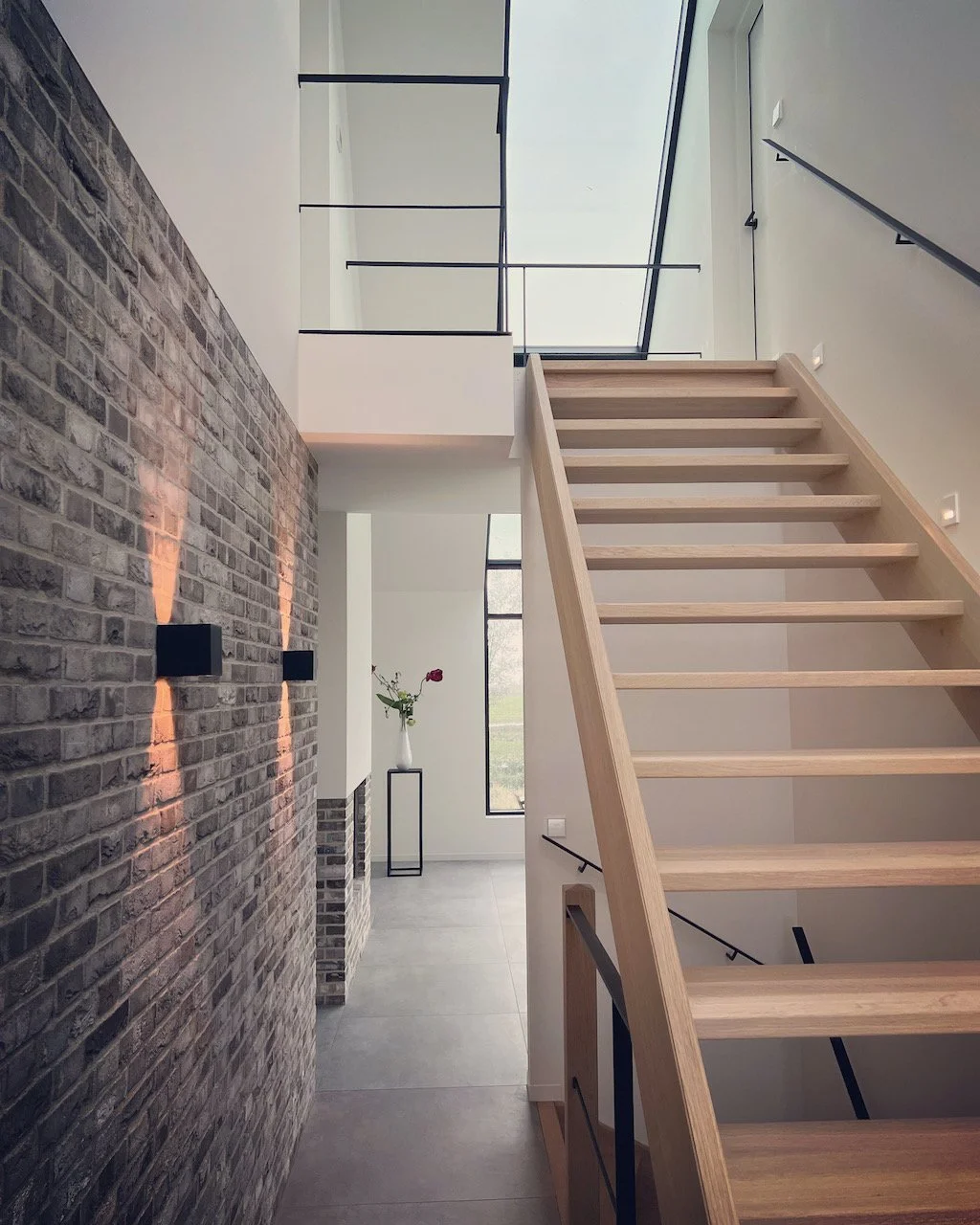 Latex spuitwerk voor strakke wanden in een moderne villa door Zonjee Afbouw.
