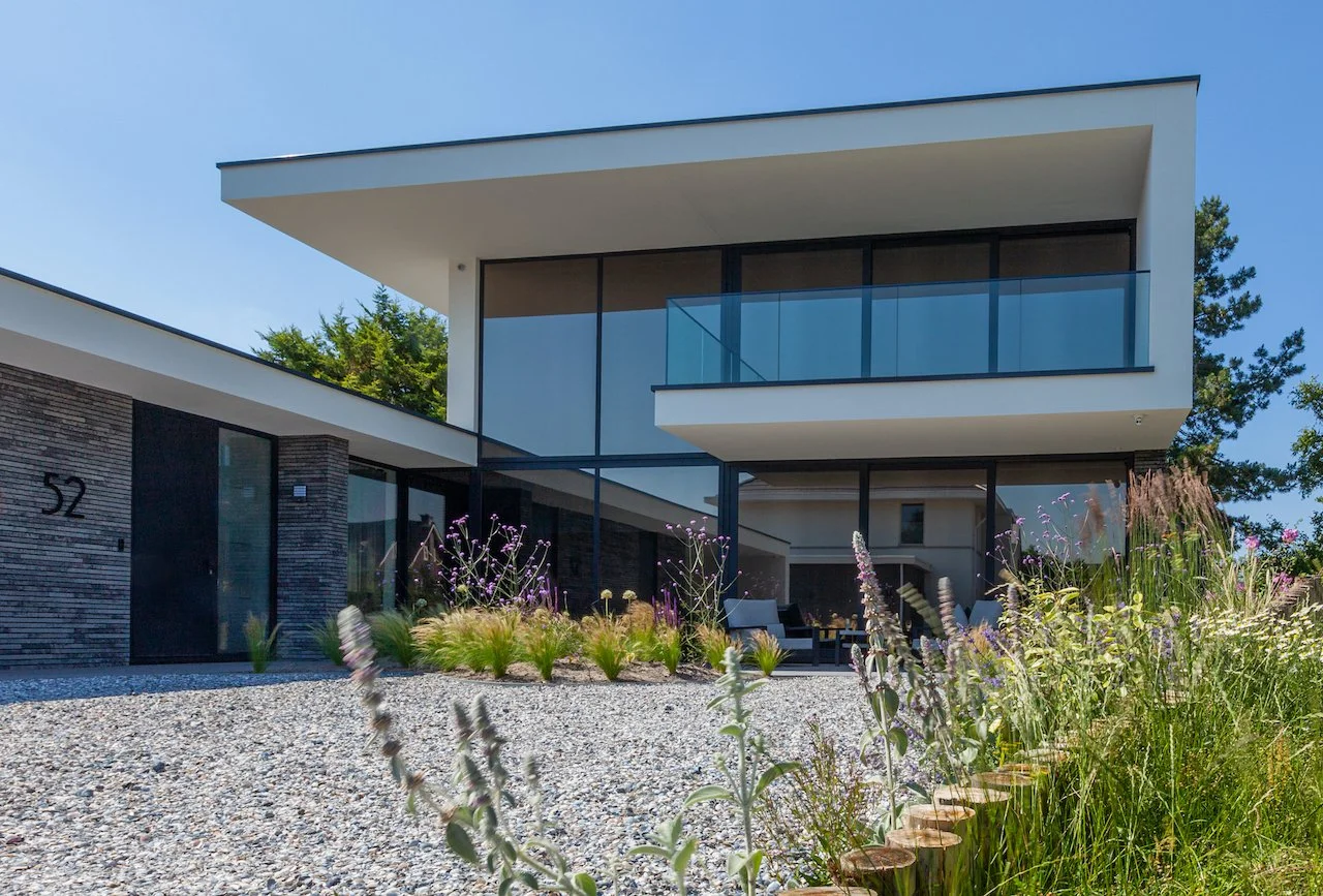 Buiten stucwerk en gevelisolatie bij luxe nieuwbouw villa door Zonjee Afbouw.