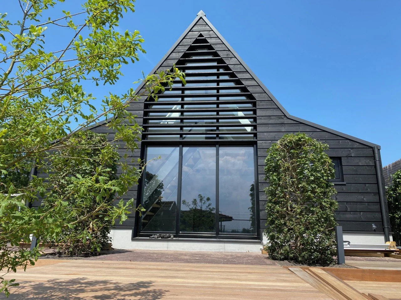 Binnen stucwerk en strakke wandafwerking in moderne villa, uitgevoerd door Zonjee Afbouw.