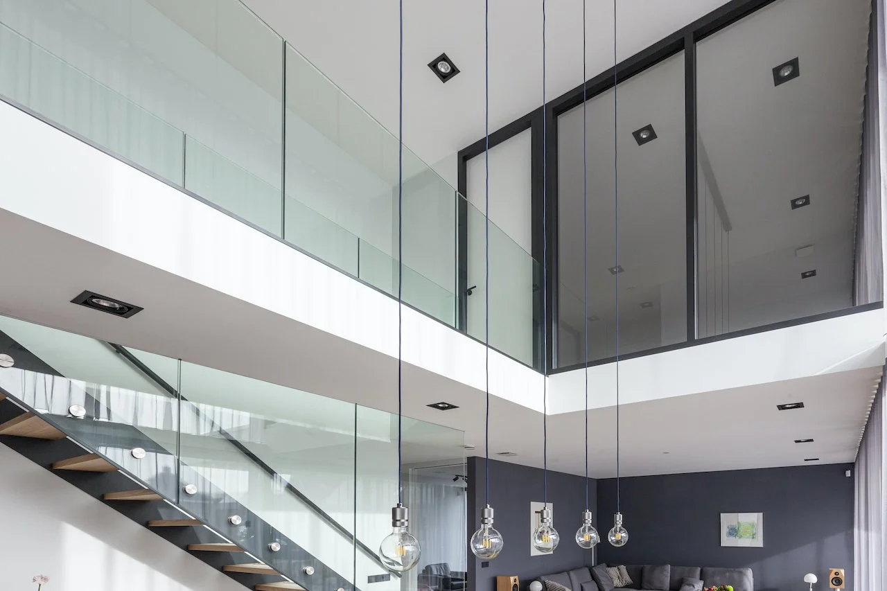 Latex spuitwerk voor strakke wanden in een moderne villa.
