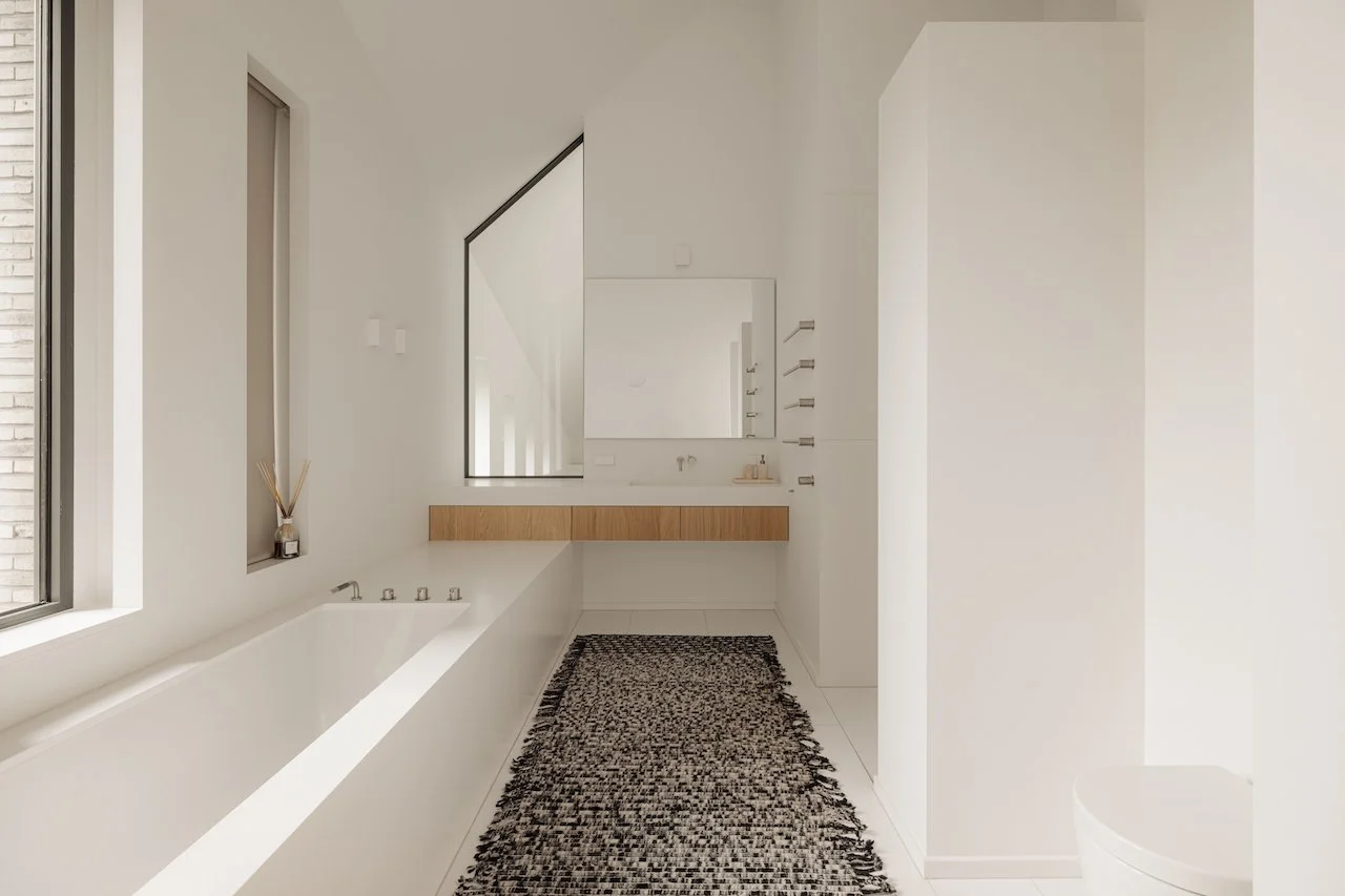 Latex spuitwerk voor een egale en strakke afwerking in woning door Zonjee Afbouw.
