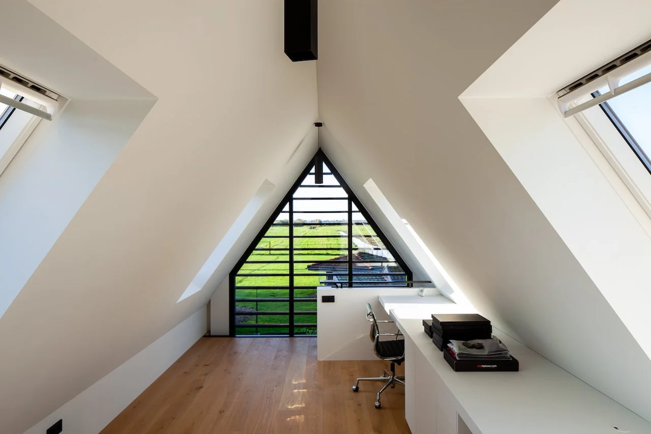 Binnen stucwerk en latex spuiten in moderne villa, uitgevoerd door Zonjee Afbouw.