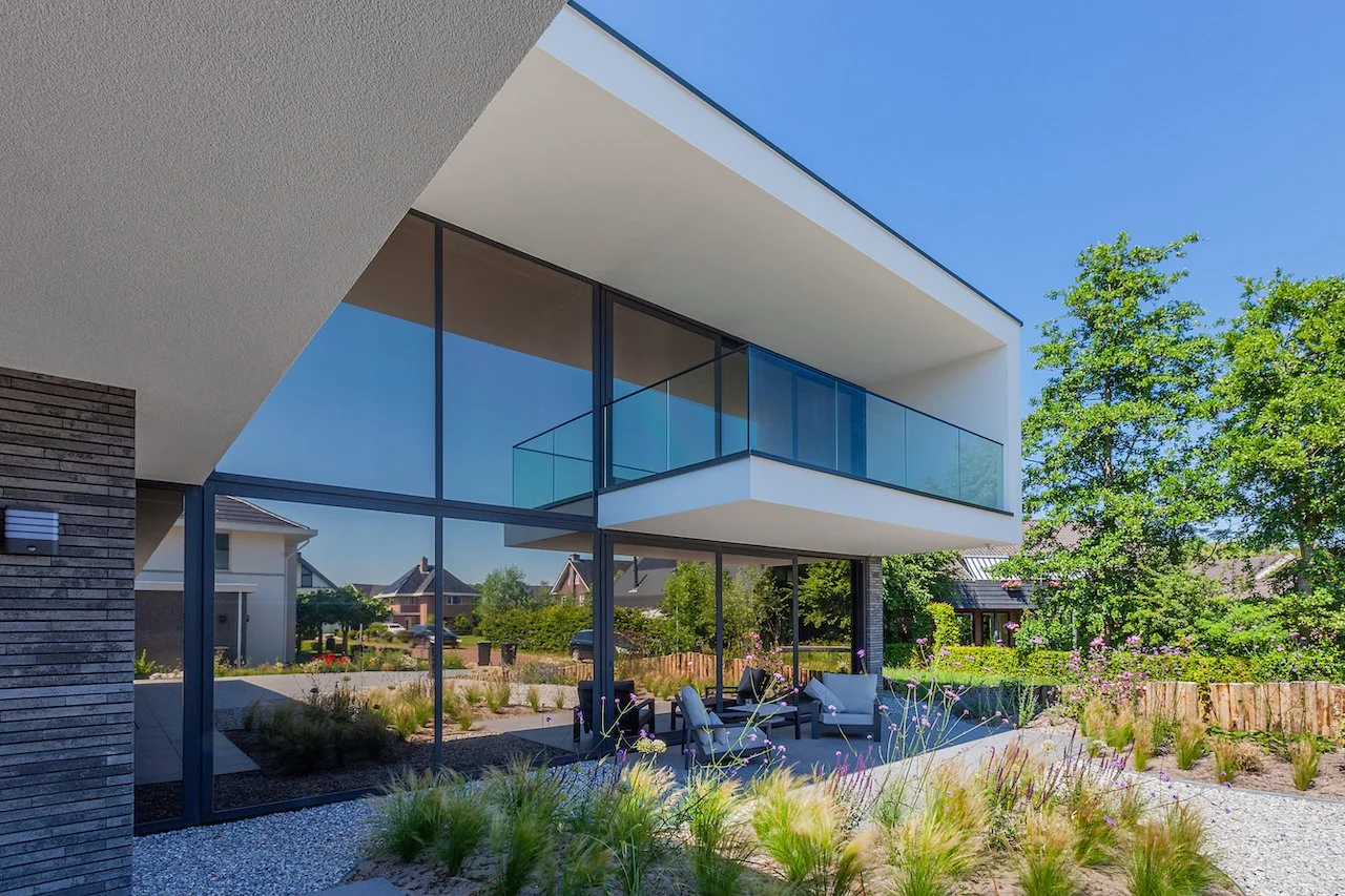 Buiten stucwerk en gevelisolatie bij luxe nieuwbouw villa door Zonjee Afbouw.
