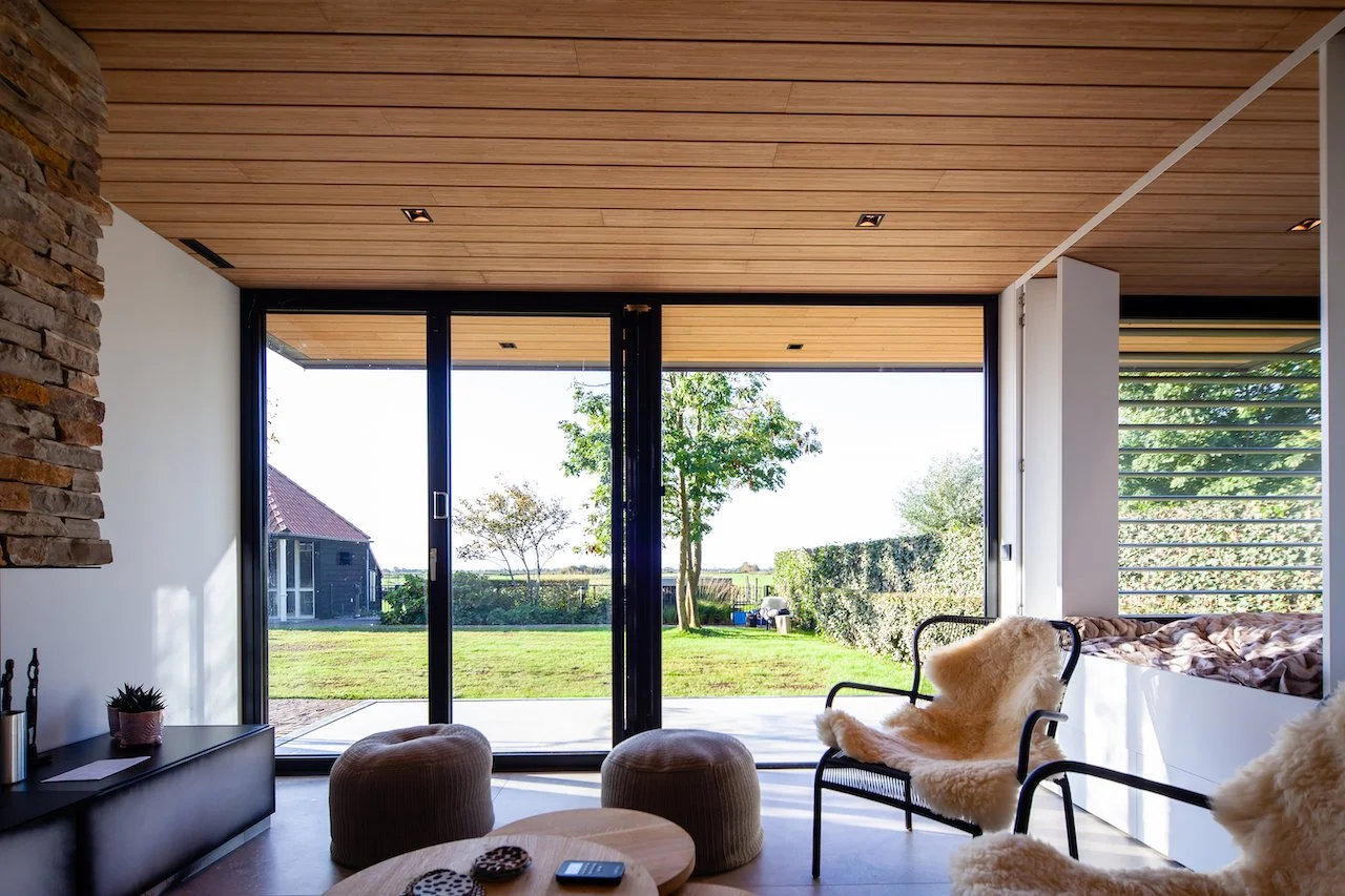 Binnen stucwerk en strakke wandafwerking in bijgebouw villa, uitgevoerd door Zonjee Afbouw.