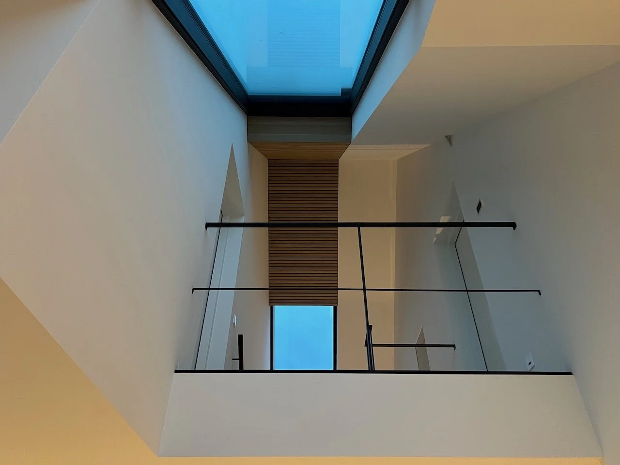 Latex spuitwerk voor strakke wanden in een moderne villa.
