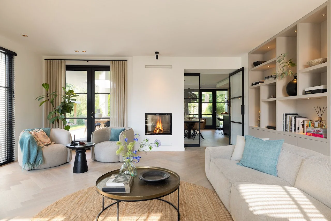 Latex spuitwerk voor strakke wanden in een moderne villa door Zonjee Afbouw.
