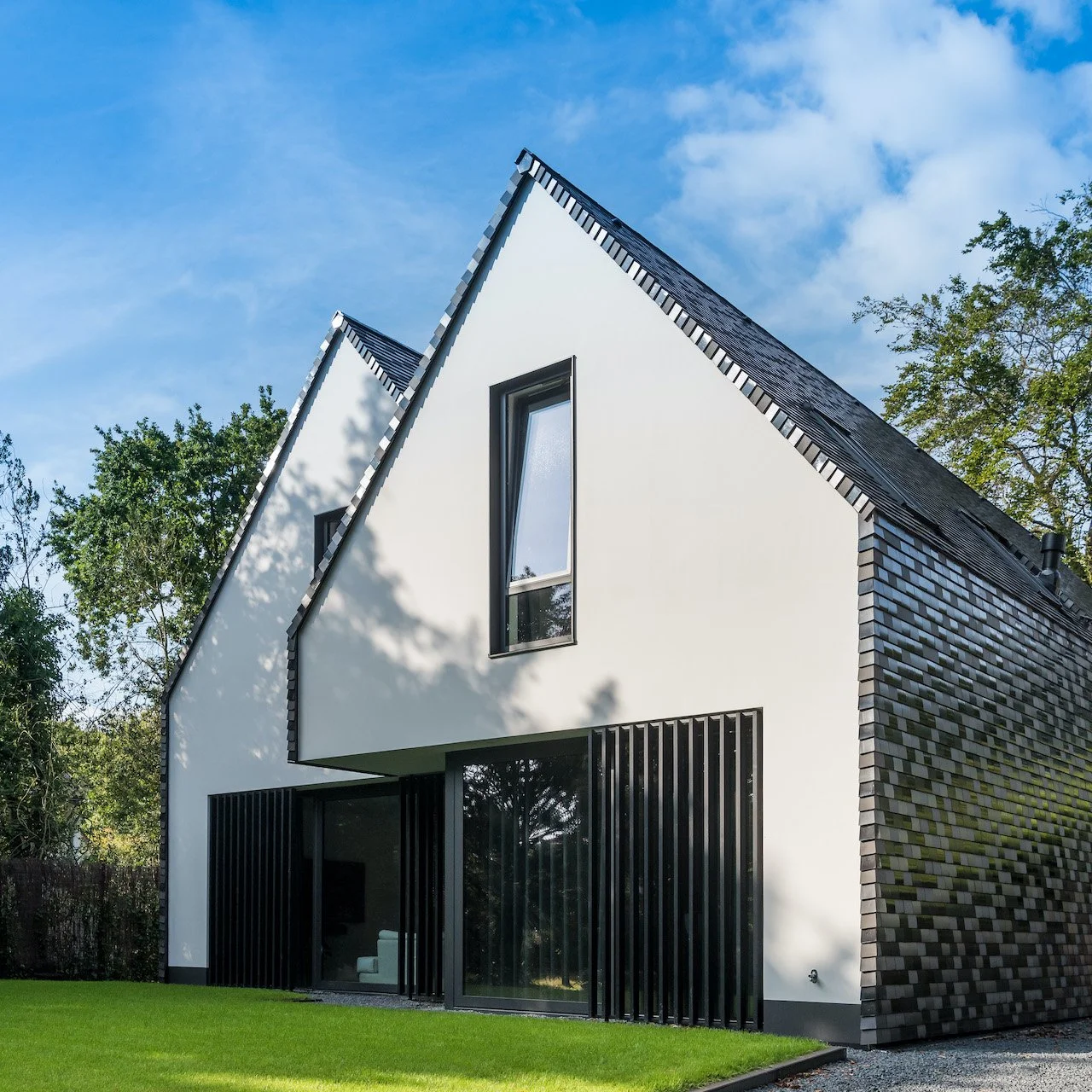 Binnen- en buiten stucwerk en strakke wandafwerking in moderne villa, uitgevoerd door Zonjee Afbouw.