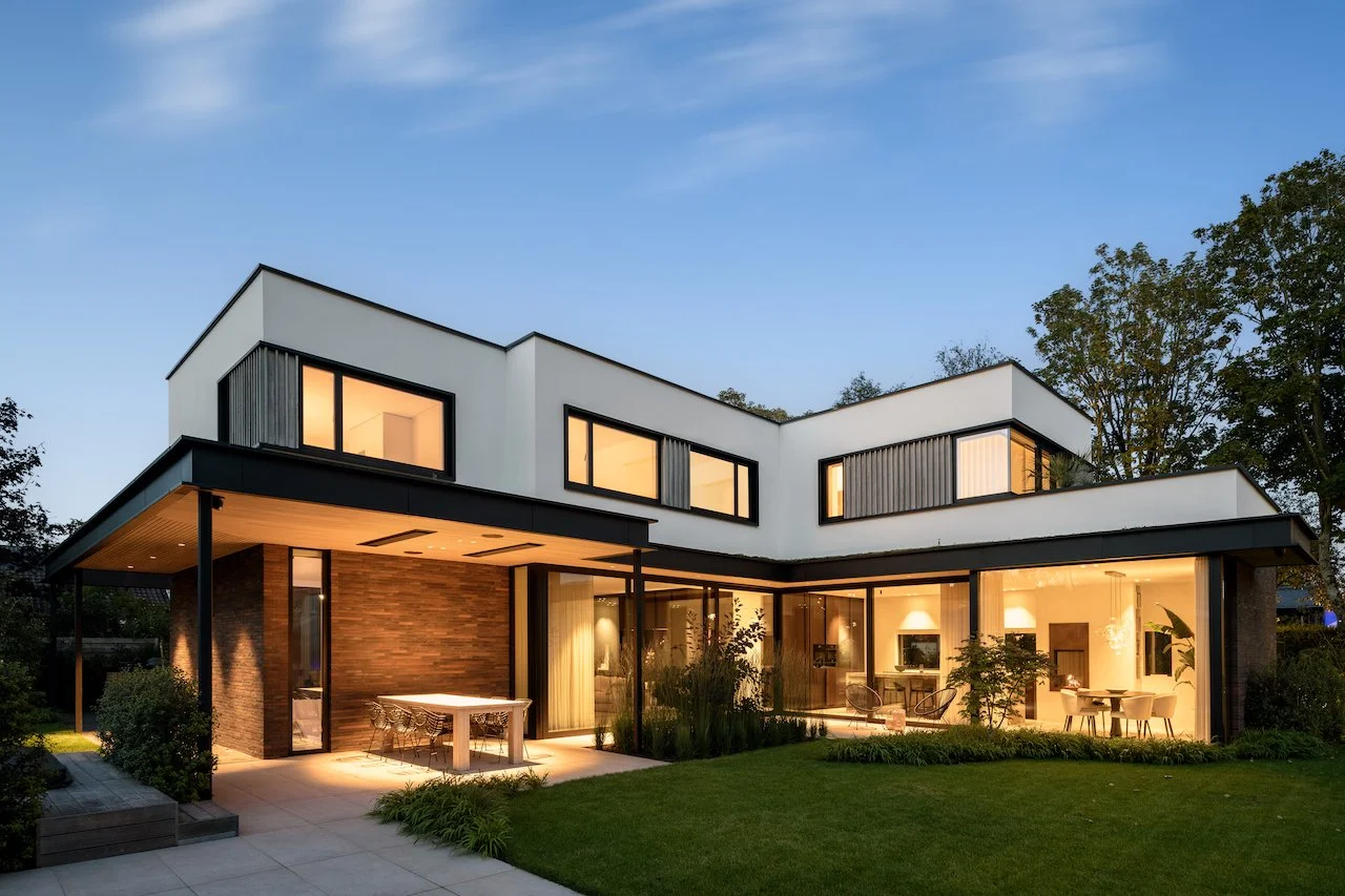 Binnen- en buiten stucwerk en strakke wandafwerking in moderne villa, uitgevoerd door Zonjee Afbouw.