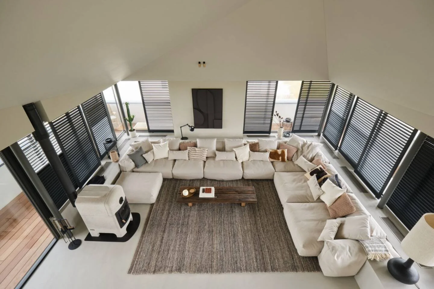 Latex spuitwerk voor strakke wanden in een moderne villa.
