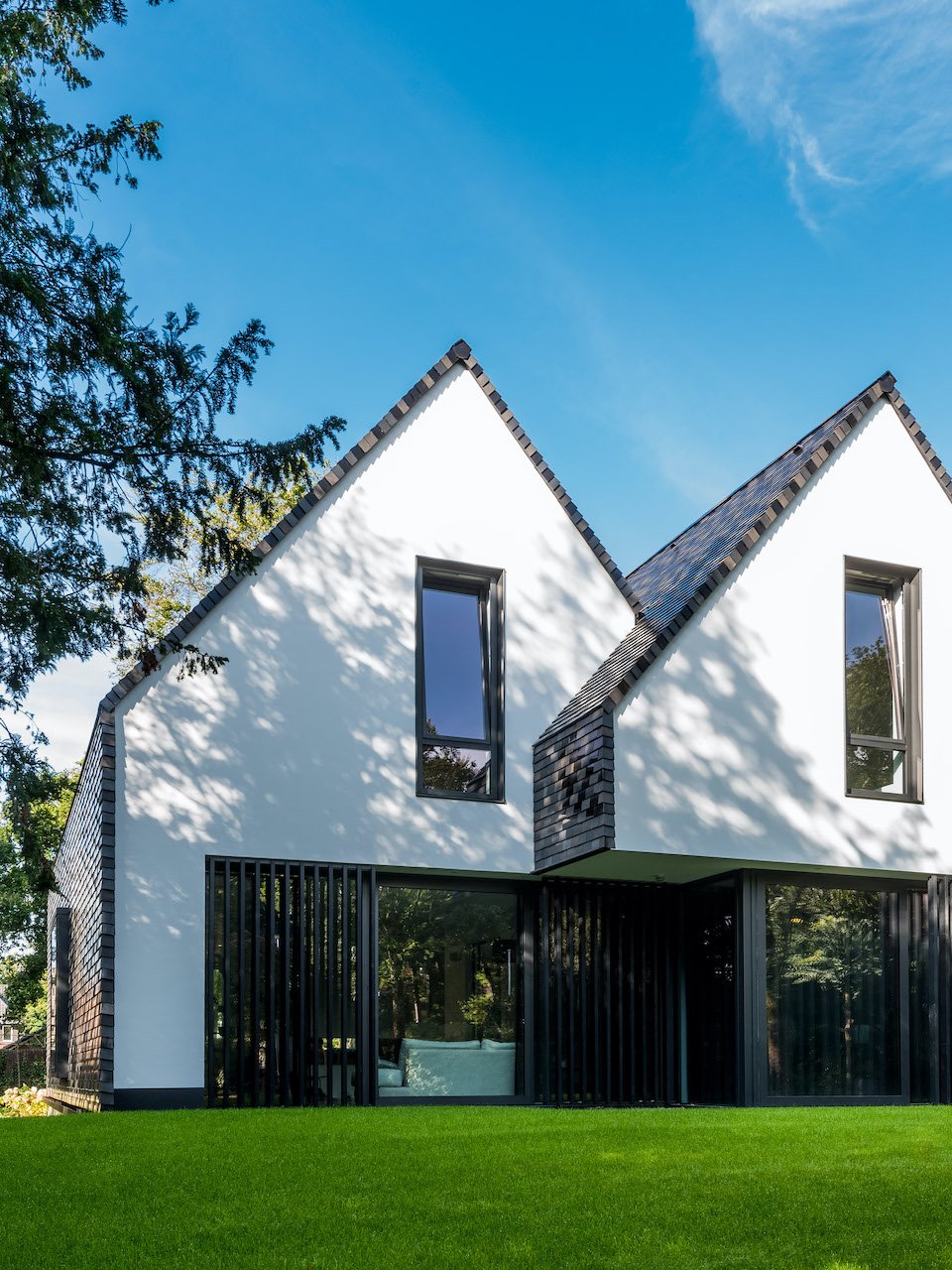 Binnen- en buiten stucwerk en strakke wandafwerking in moderne villa, uitgevoerd door Zonjee Afbouw.