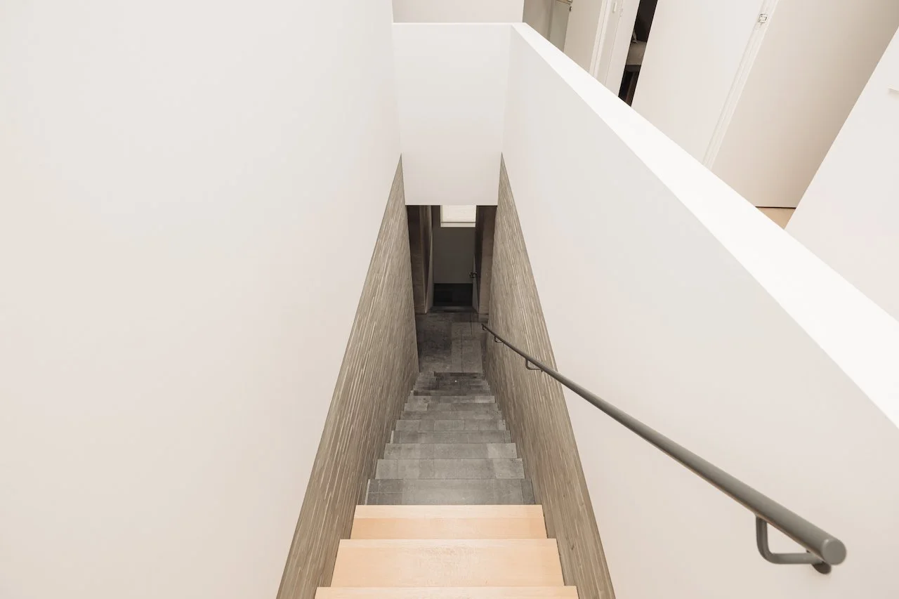 Binnen stucwerk en latex spuiten in moderne villa, uitgevoerd door Zonjee Afbouw.
