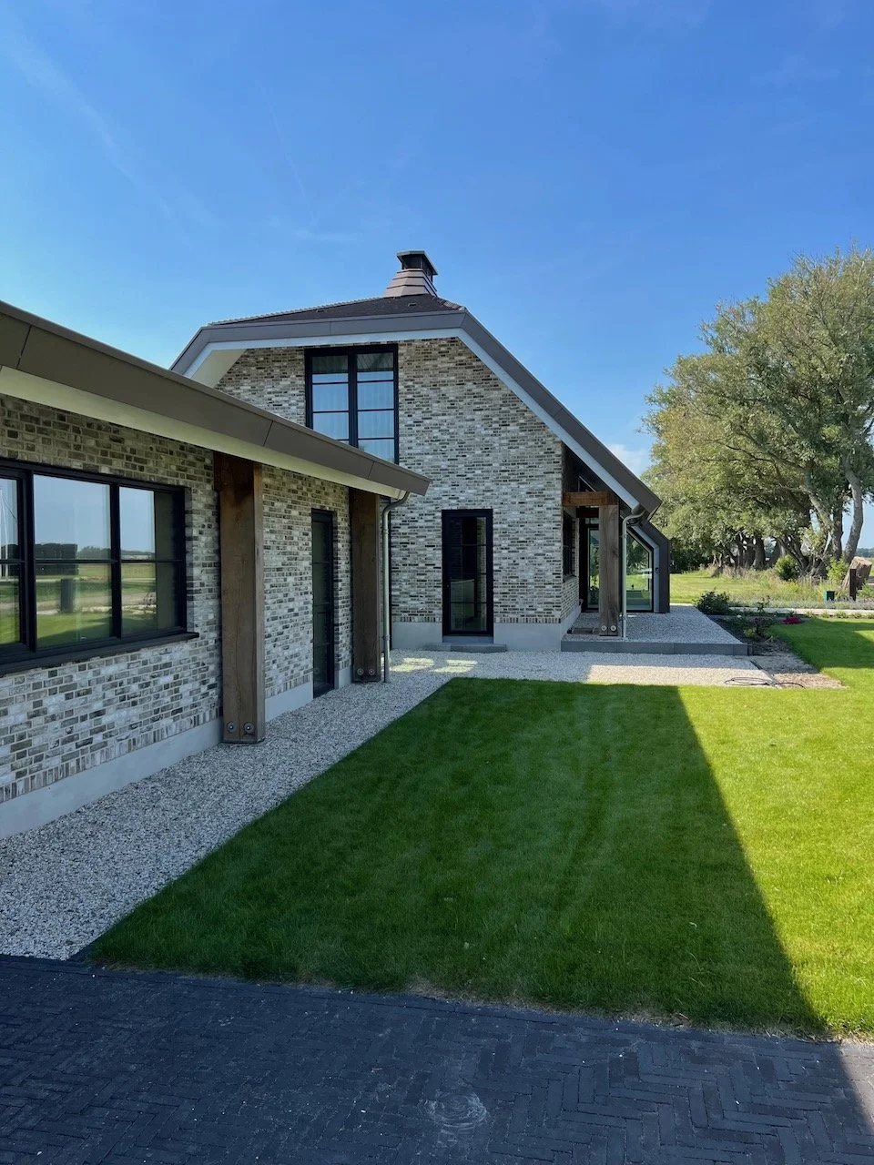 Moderne nieuwbouw villa met hoogwaardig binnenstucwerk, uitgevoerd door Zonjee Afbouw.
