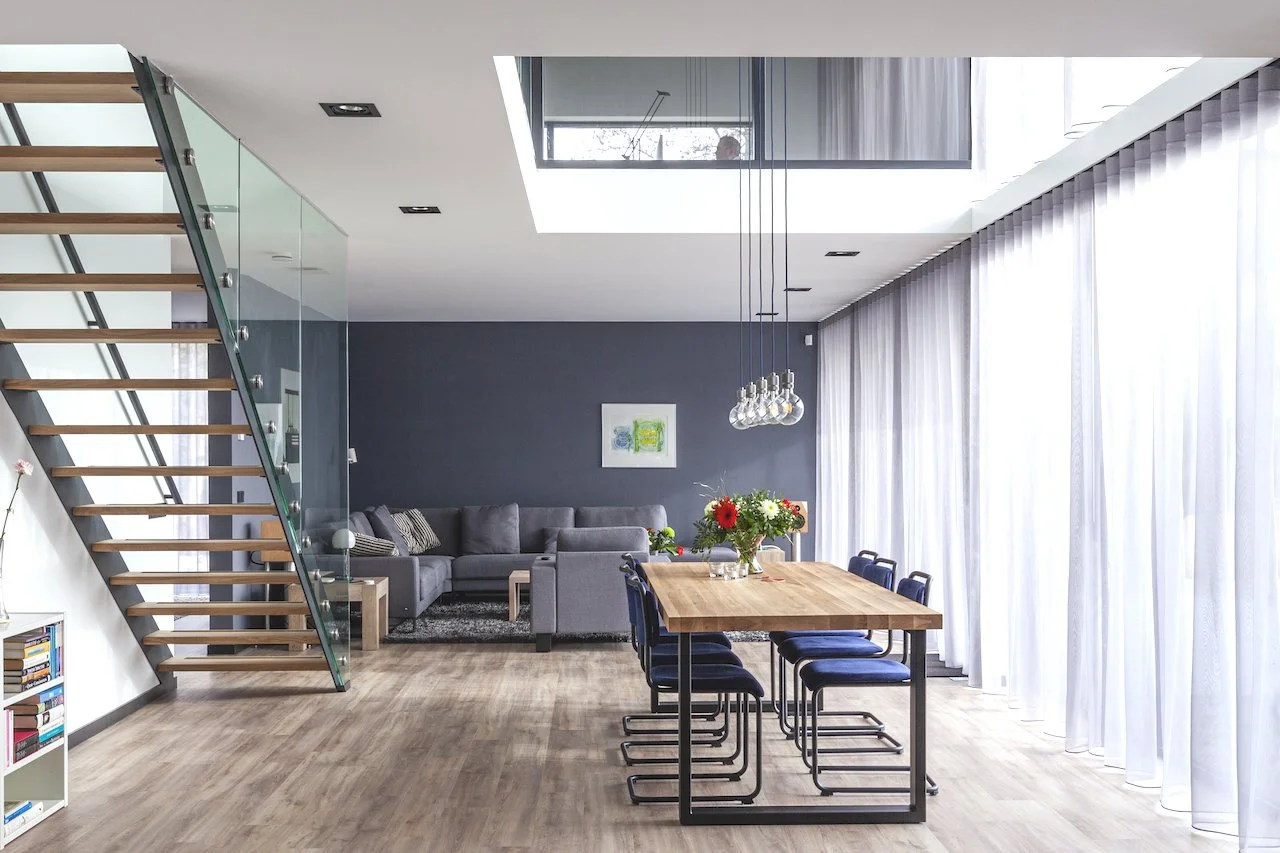 Moderne villa met hoogwaardig binnenstucwerk, uitgevoerd door Zonjee Afbouw.
