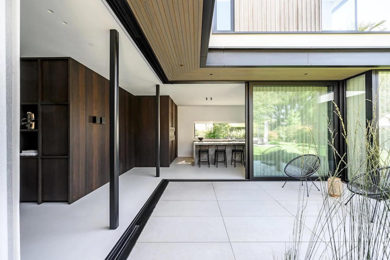 Binnen stucwerk en latex spuiten in moderne villa, uitgevoerd door Zonjee Afbouw.