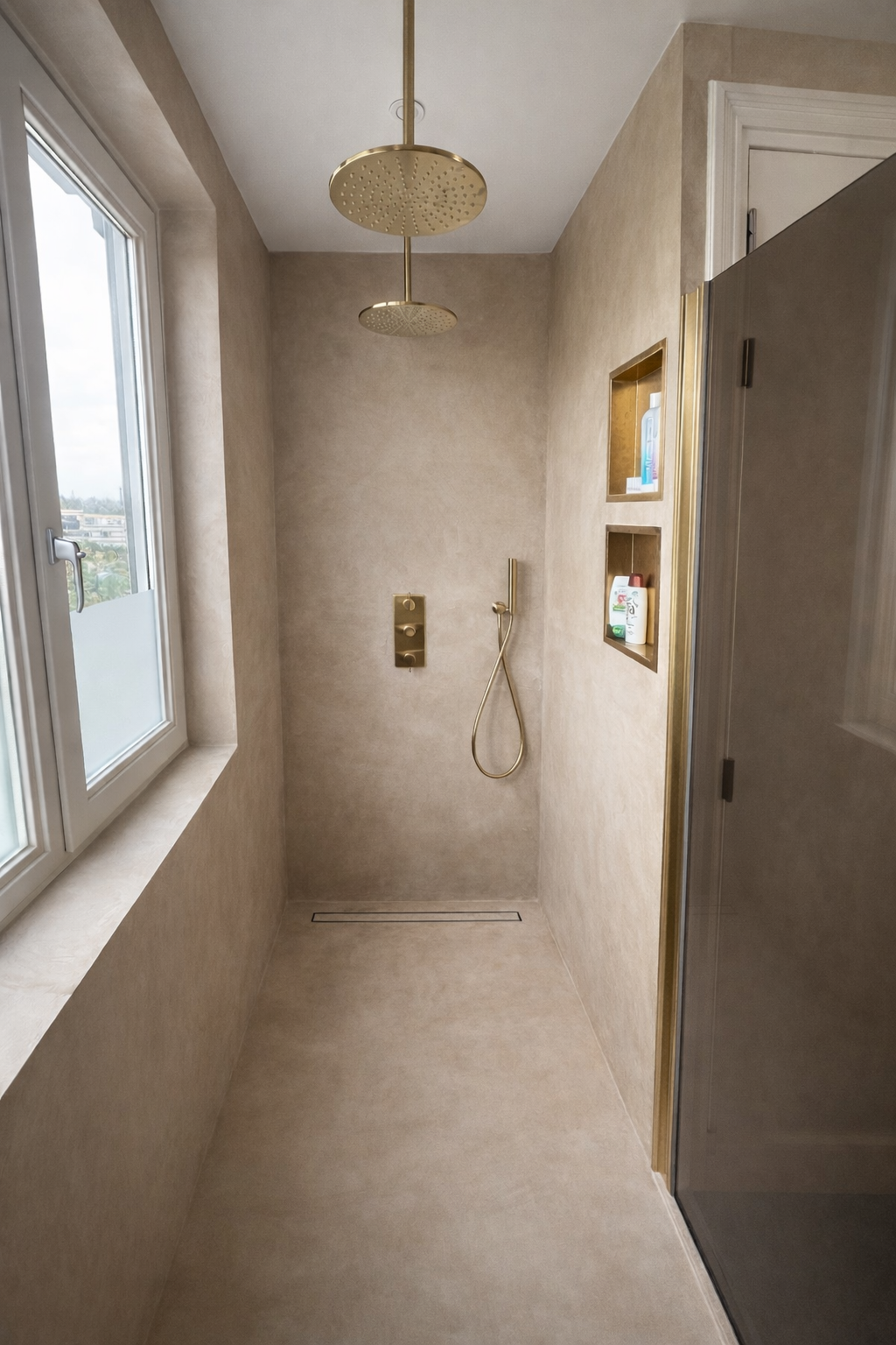 Beton ciré afwerking in badkamer door Zonjee Afbouw