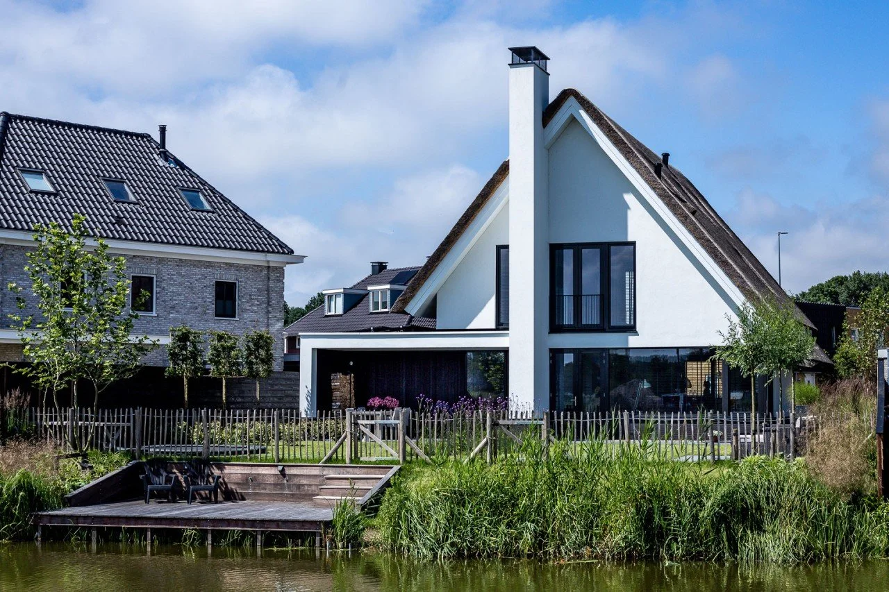 Buitenstucwerk en gevelisolatie bij een moderne villa.
