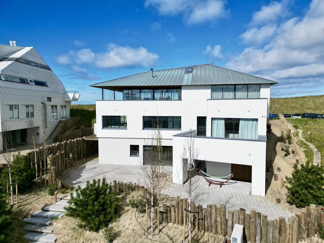 Binnen- en buiten stucwerk en strakke wandafwerking in moderne villa, uitgevoerd door Zonjee Afbouw.