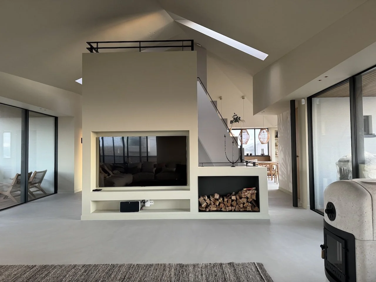 Moderne villa met hoogwaardig binnen stucwerk, uitgevoerd door Zonjee Afbouw.
