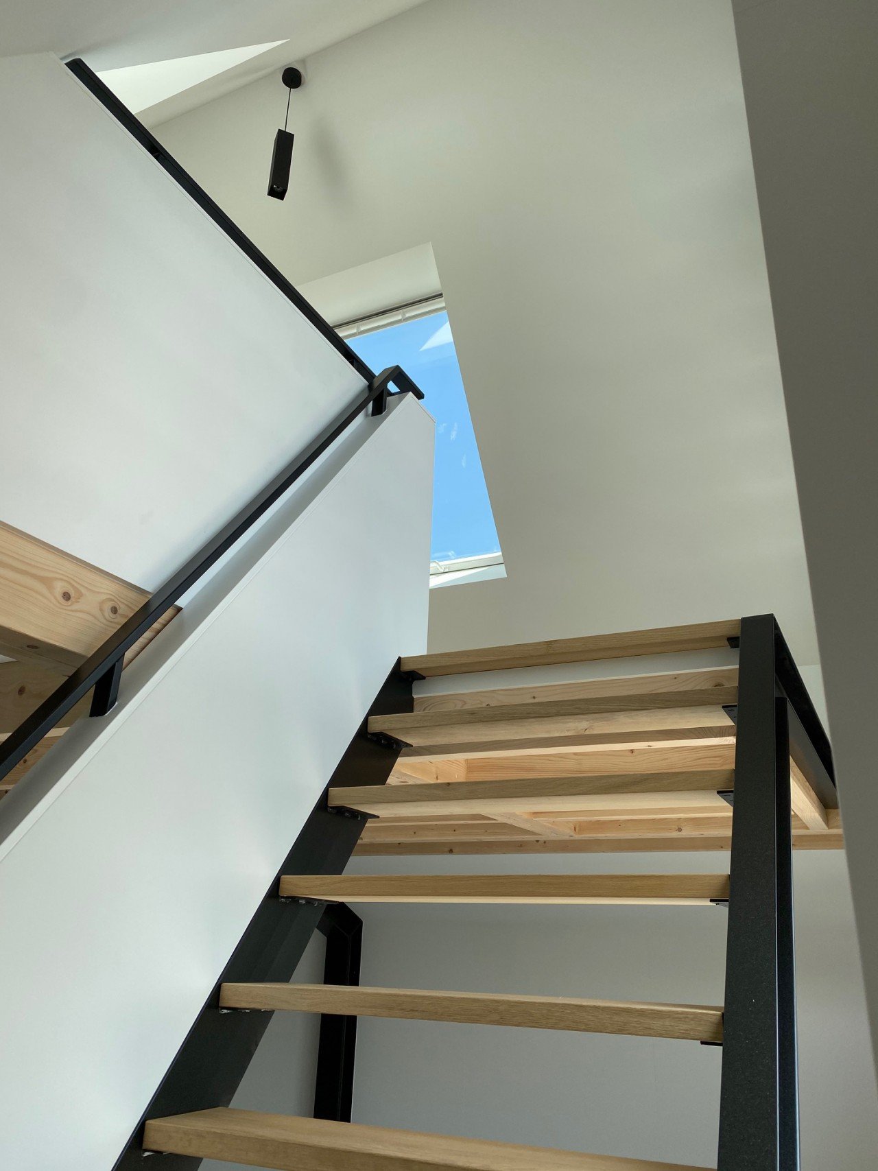 Binnen stucwerk en strakke wandafwerking in moderne villa, uitgevoerd door Zonjee Afbouw.
