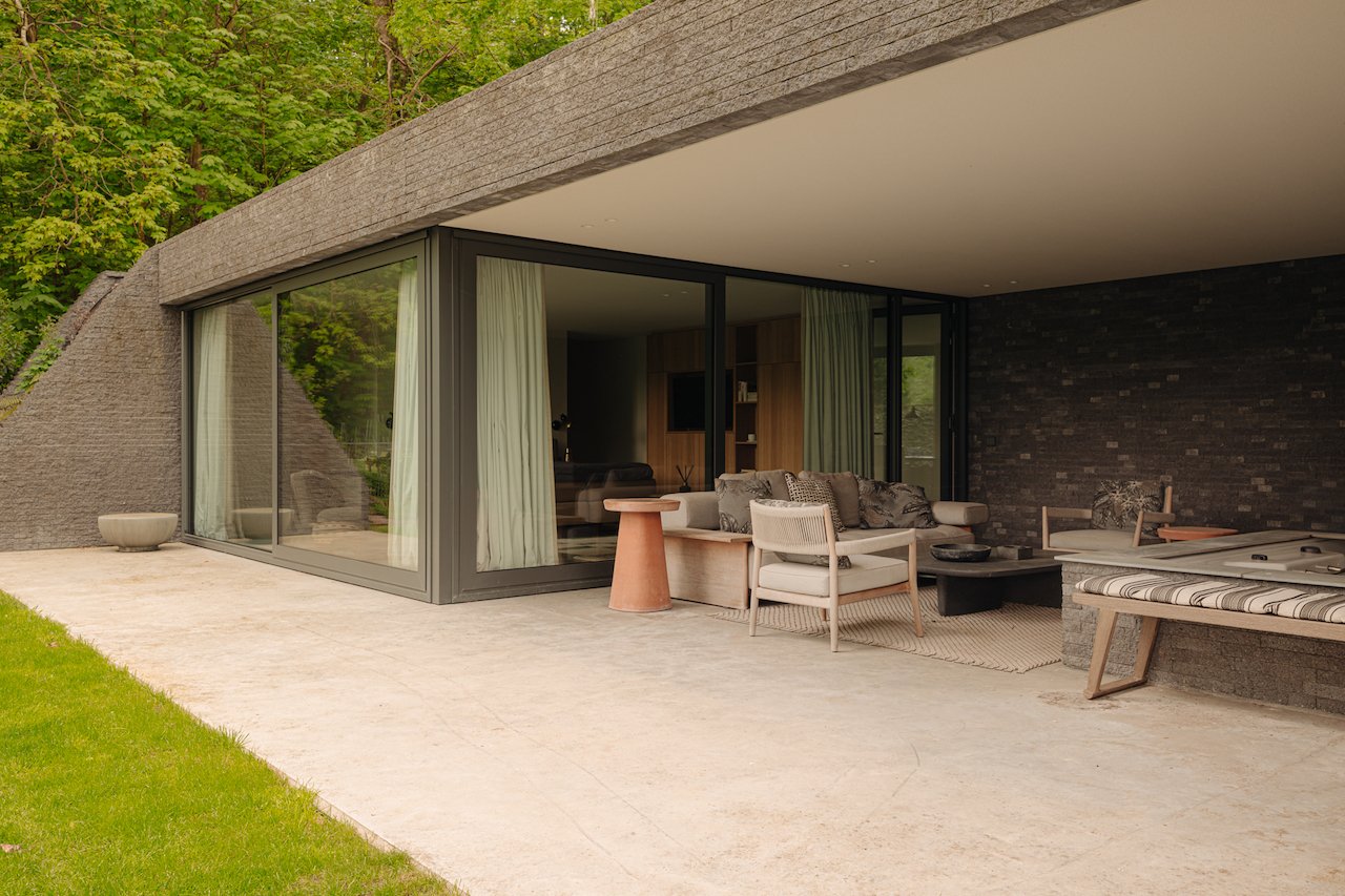 Binnen stucwerk en latex spuiten in moderne villa, uitgevoerd door Zonjee Afbouw.