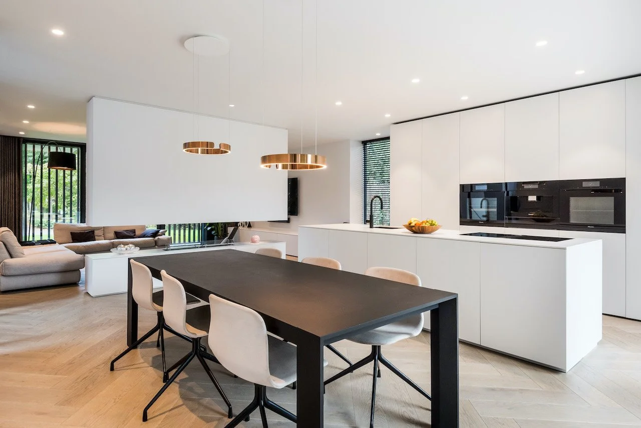 Latex spuitwerk voor een egale en strakke afwerking in nieuwbouw villa door Zonjee Afbouw.
