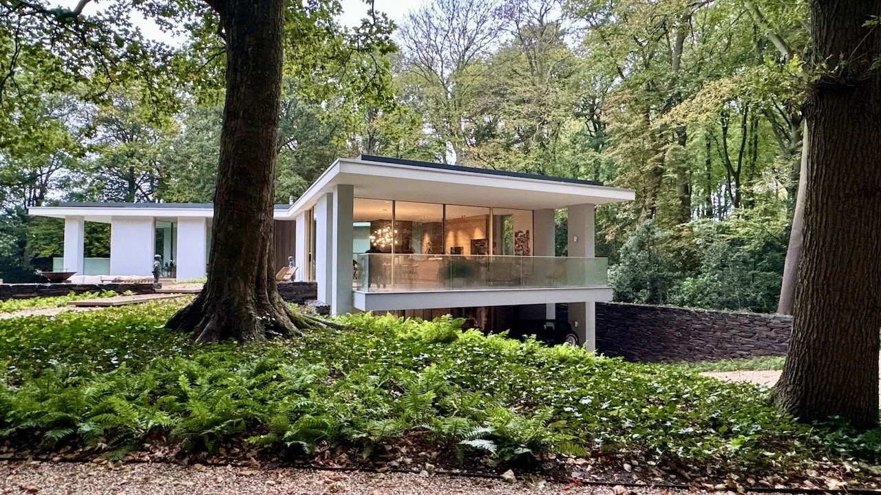 Buitenstucwerk en gevelisolatie bij een moderne villa.
