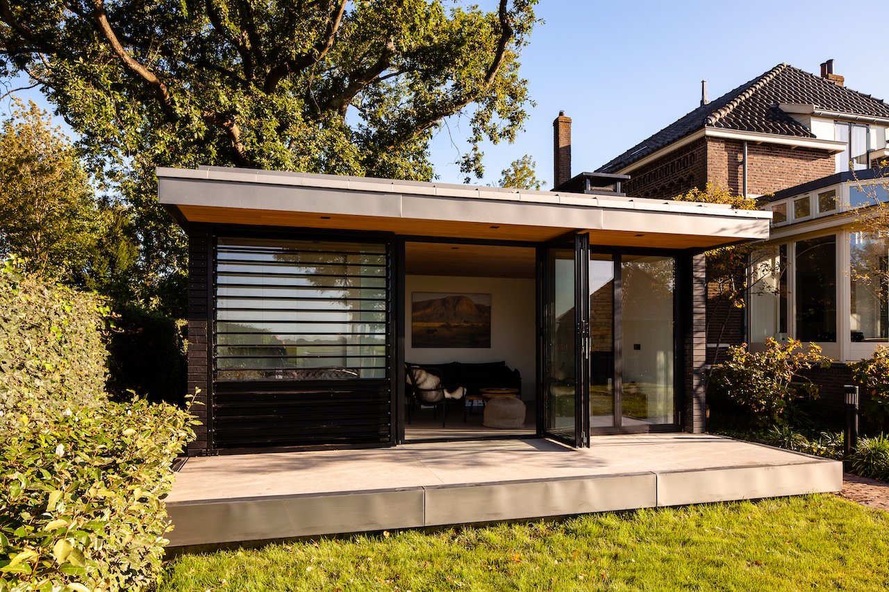 Binnen stucwerk en strakke wandafwerking in bijgebouw villa, uitgevoerd door Zonjee Afbouw.