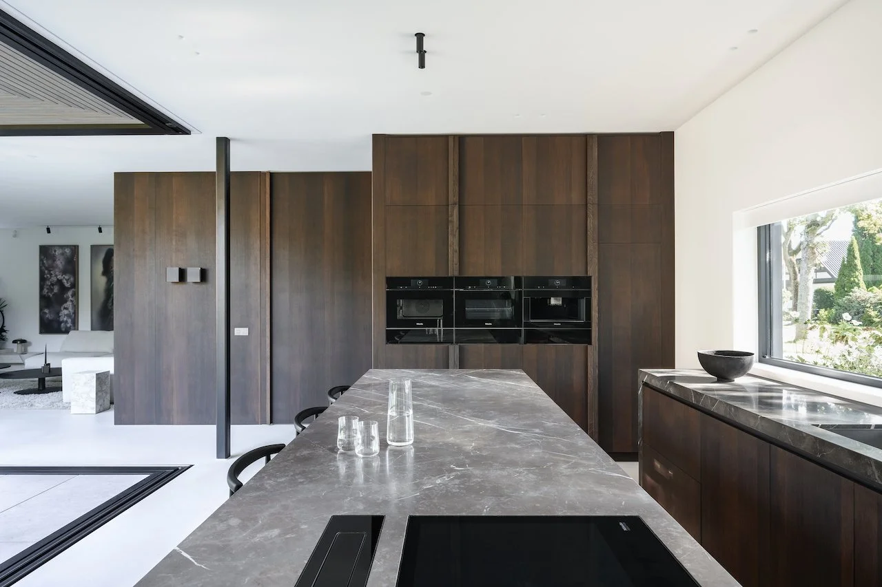 Latex spuitwerk voor strakke wanden in een moderne villa door Zonjee Afbouw.
