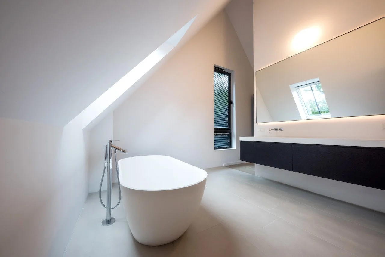 Latex spuitwerk voor een egale en strakke afwerking in woning door Zonjee Afbouw.
