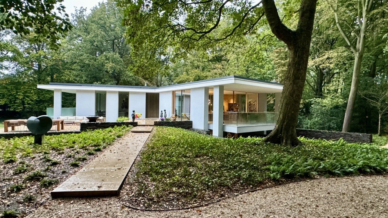 Buitenstucwerk en gevelisolatie bij een moderne villa.

