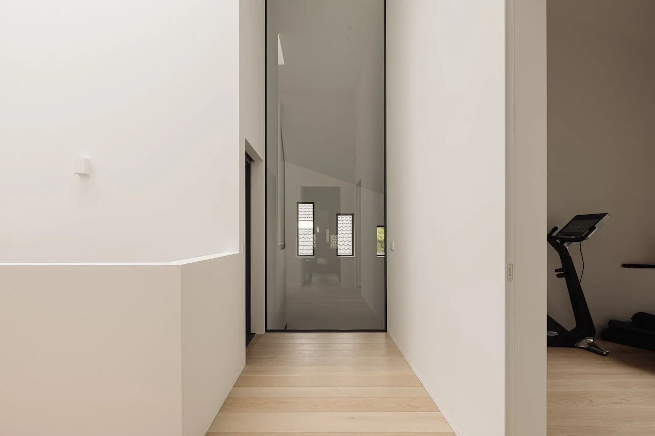 Latex spuitwerk voor een egale en strakke afwerking in nieuwbouw villa door Zonjee Afbouw.
