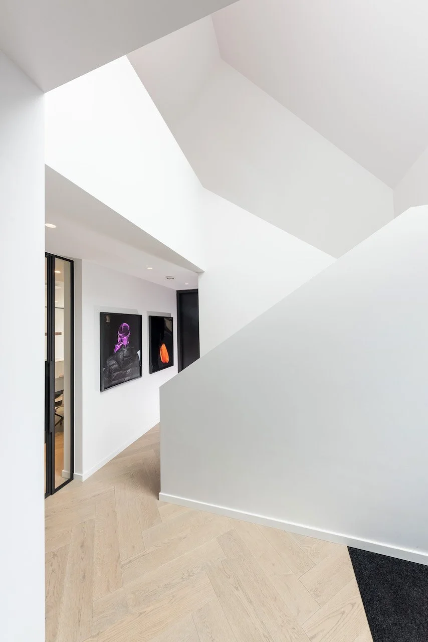 Binnen stucwerk en latex spuiten in moderne villa, uitgevoerd door Zonjee Afbouw.