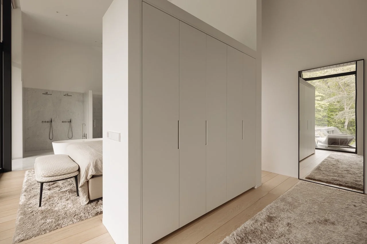 Latex spuitwerk voor een egale en strakke afwerking in nieuwbouw villa door Zonjee Afbouw.
