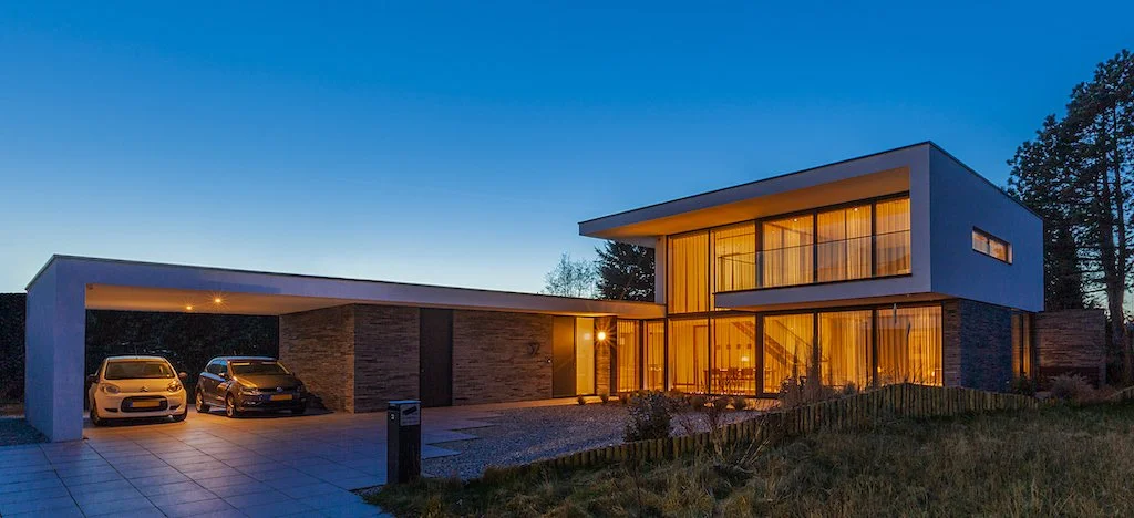 Binnen, buiten stucwerk en gevelisolatie bij luxe nieuwbouw villa door Zonjee Afbouw.