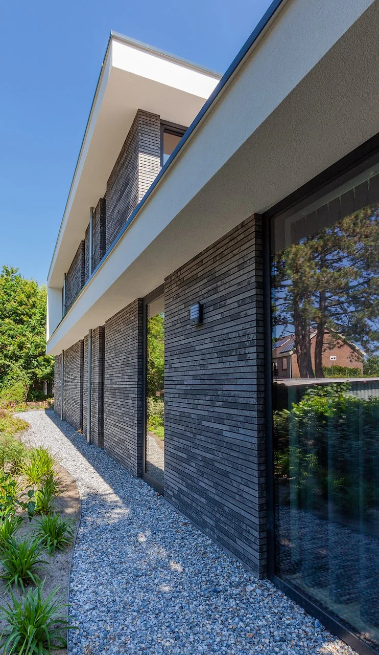 Buiten stucwerk en gevelisolatie bij luxe villa door Zonjee Afbouw.
