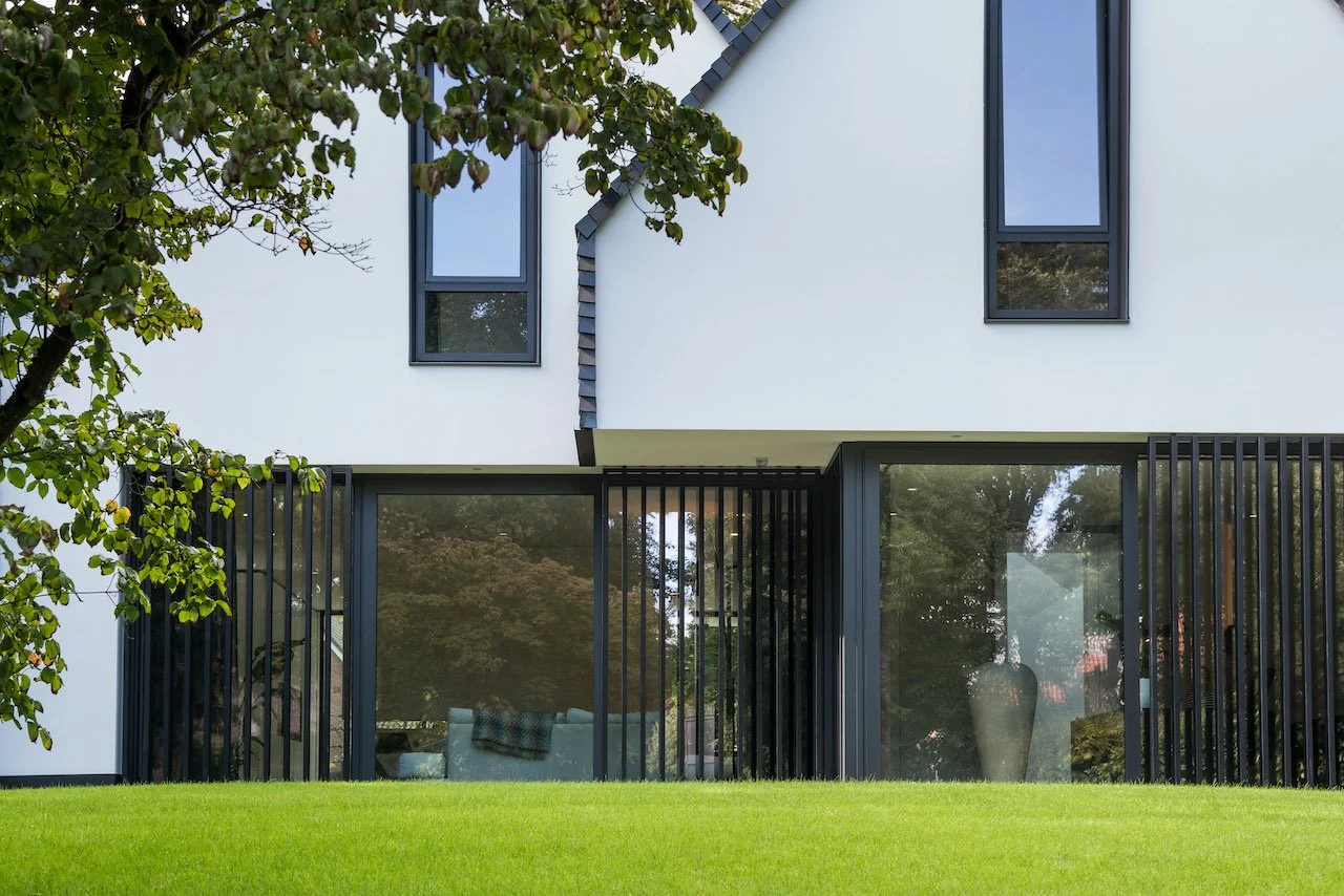 Binnen- en buiten stucwerk en strakke wandafwerking in moderne villa, uitgevoerd door Zonjee Afbouw.