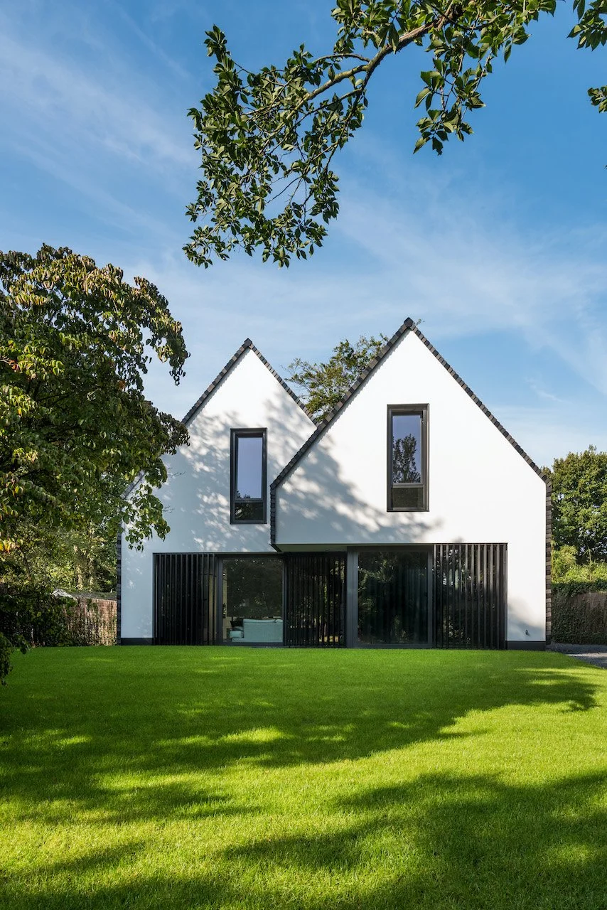 Binnen- en buiten stucwerk en strakke wandafwerking in moderne villa, uitgevoerd door Zonjee Afbouw.