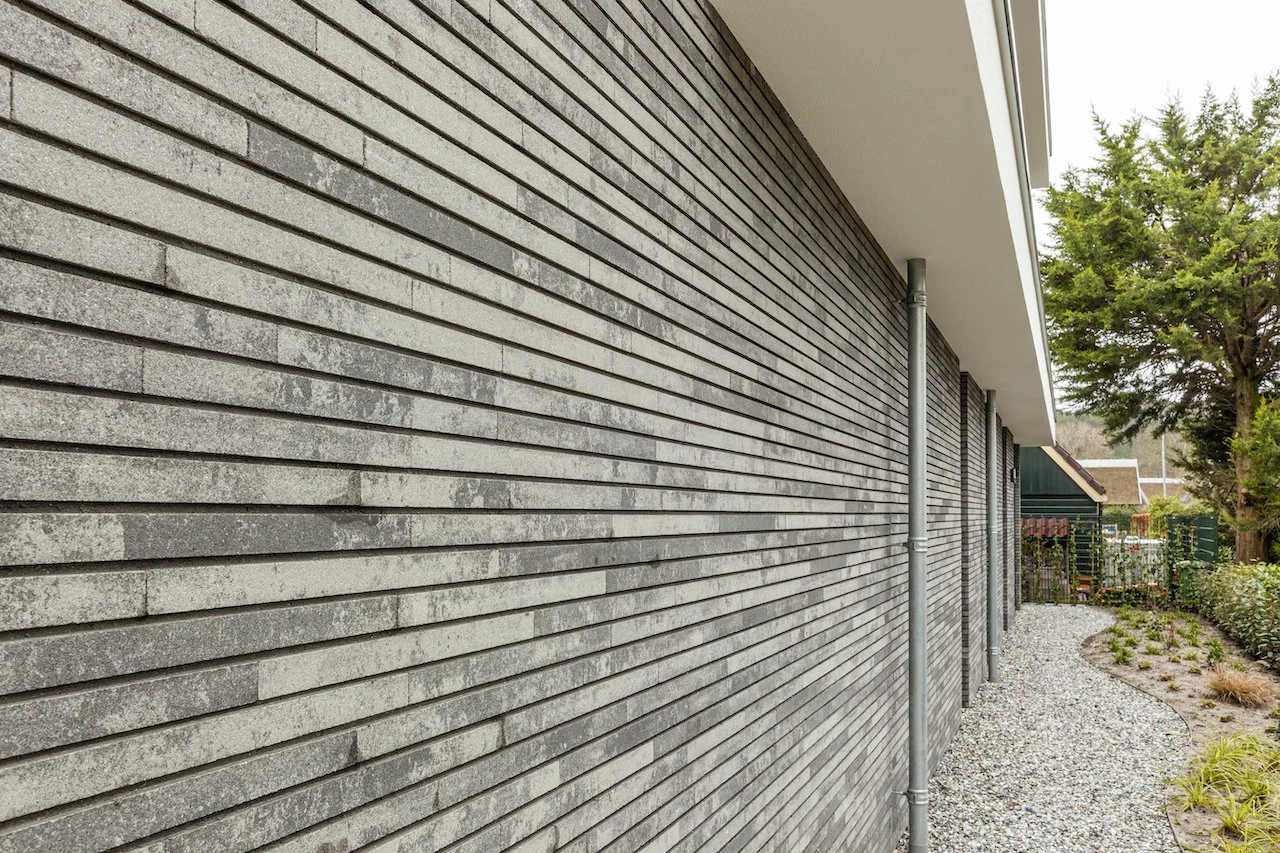Buitenstucwerk en gevelisolatie bij een moderne villa.
