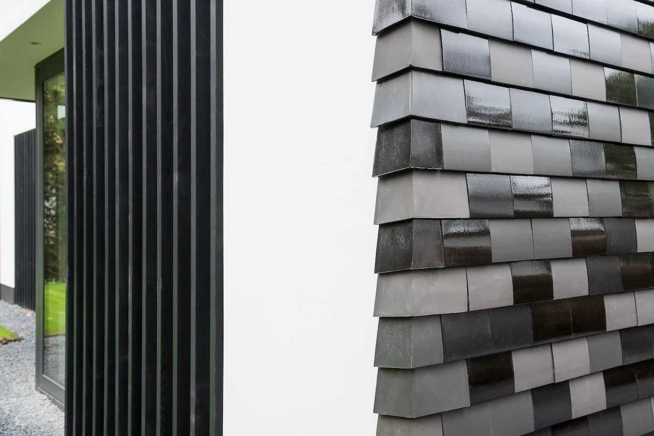 Buiten stucwerk en gevelisolatie bij luxe nieuwbouw villa door Zonjee Afbouw.
