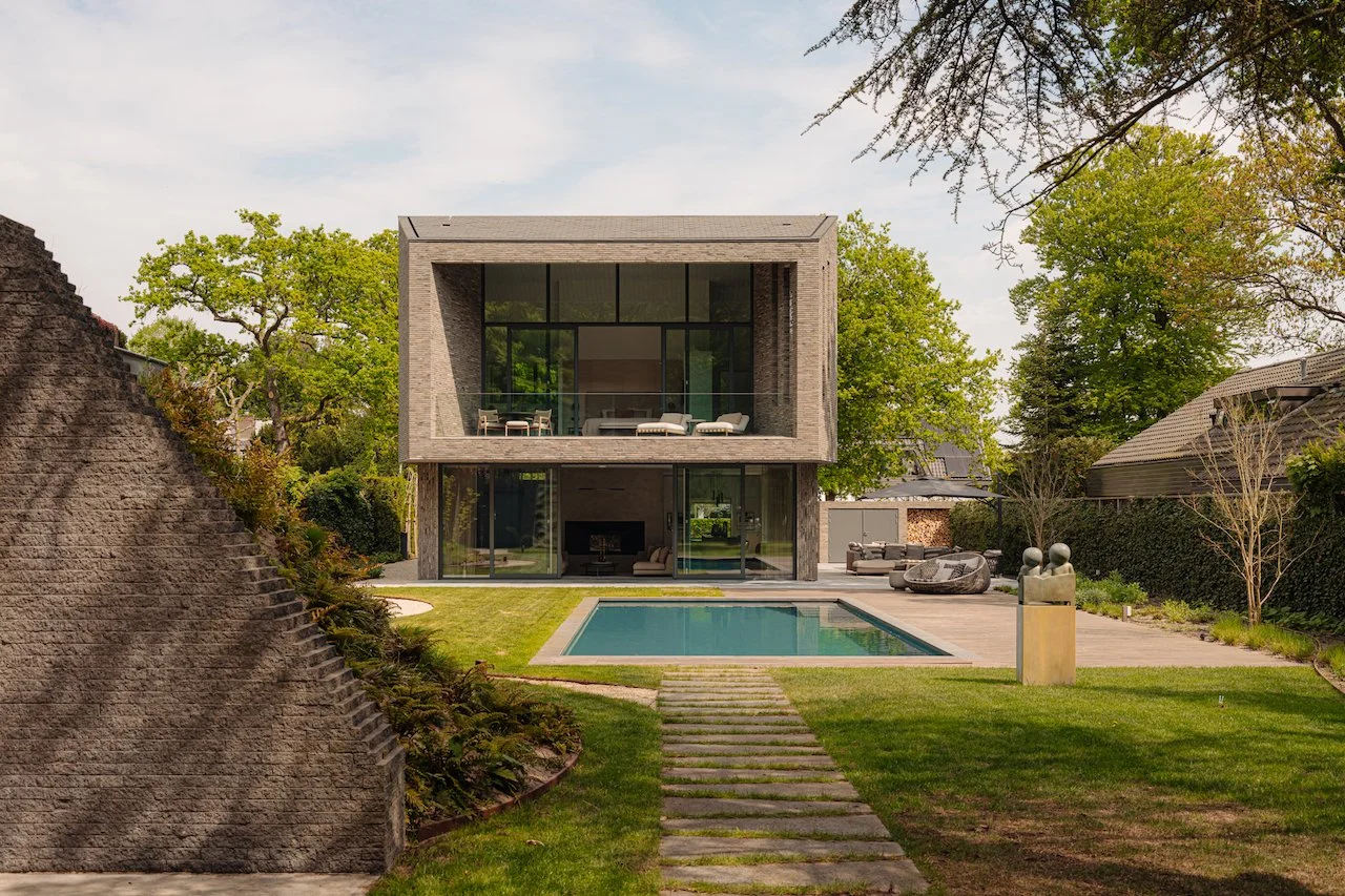 Binnen stucwerk en strakke wandafwerking in moderne villa, uitgevoerd door Zonjee Afbouw.