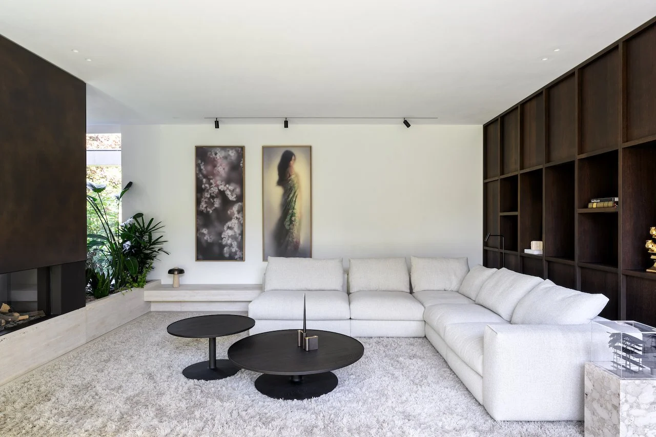 Latex spuitwerk voor strakke wanden in een moderne villa door Zonjee Afbouw.
