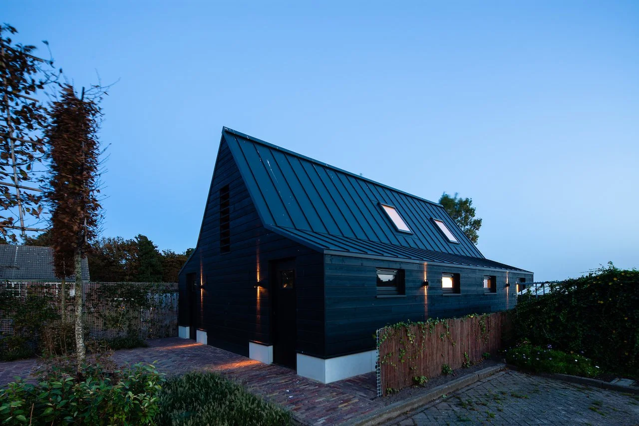 Binnen stucwerk en strakke wandafwerking in moderne villa, uitgevoerd door Zonjee Afbouw.