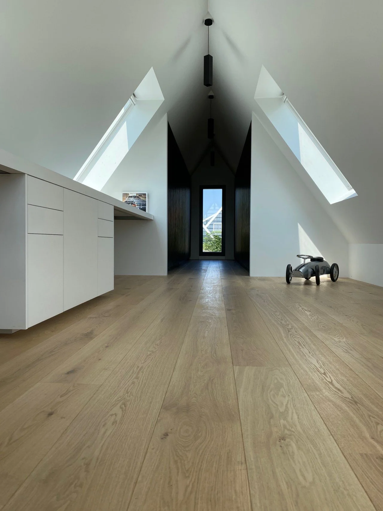 Latex spuitwerk voor een egale en strakke afwerking in nieuwbouw villa door Zonjee Afbouw.
