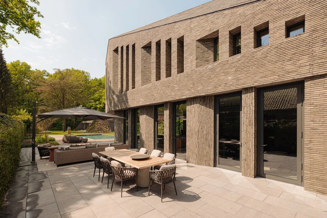 Binnen stucwerk en strakke wandafwerking in moderne nieuwbouw villa, uitgevoerd door Zonjee Afbouw.