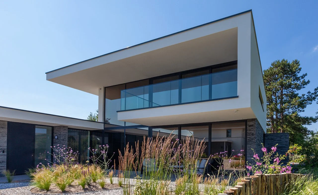 Buitenstucwerk en gevelisolatie bij een moderne villa. Door Zonjee Afbouw.
