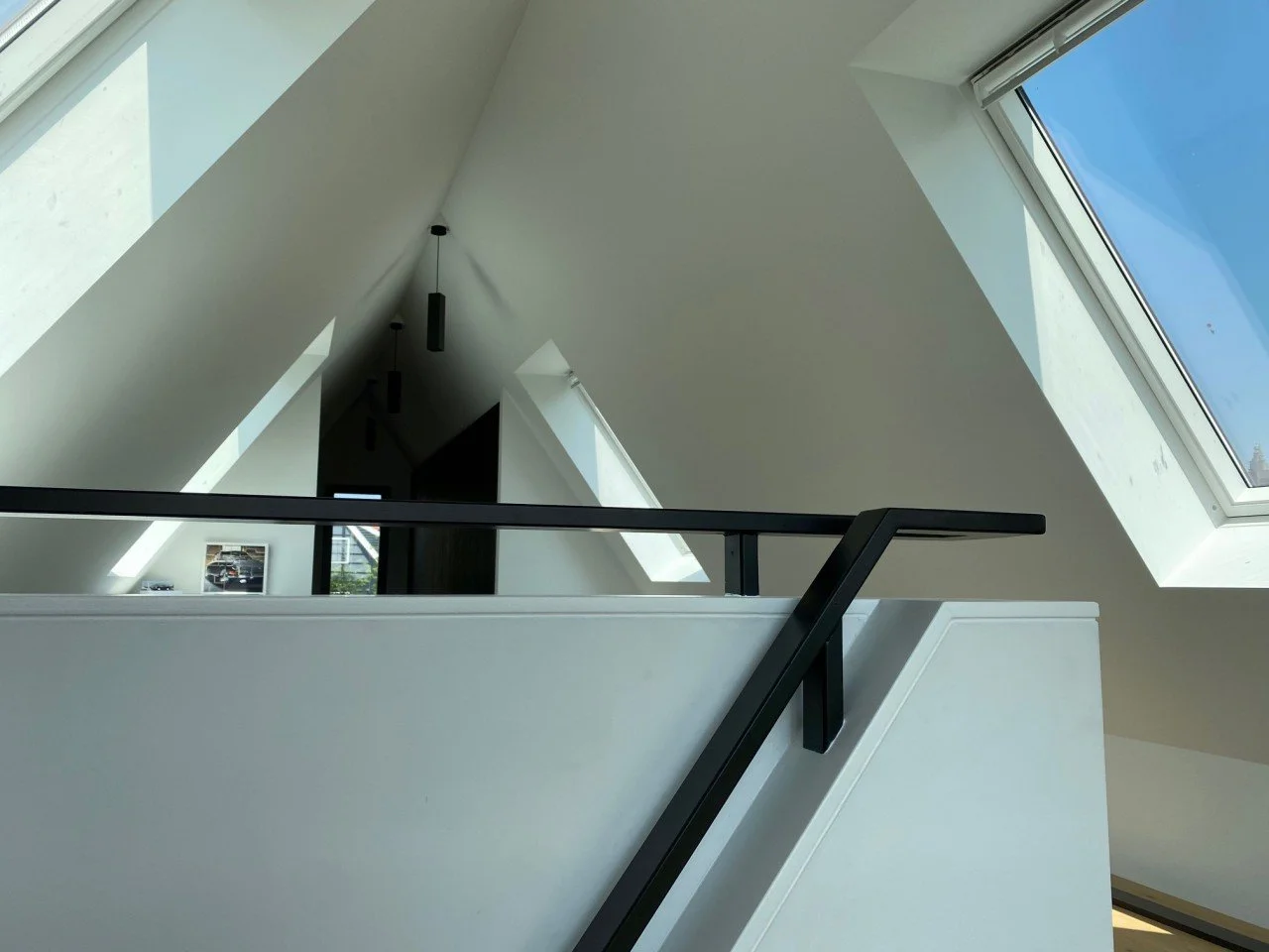 Binnen stucwerk en strakke wandafwerking in moderne villa, uitgevoerd door Zonjee Afbouw.