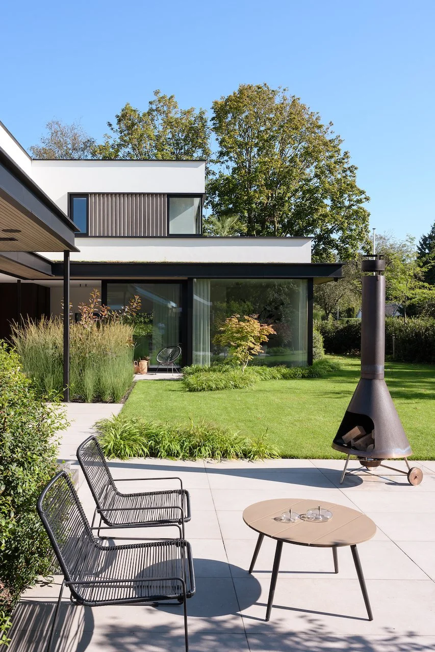 Buiten stucwerk en gevelisolatie bij een moderne villa.
