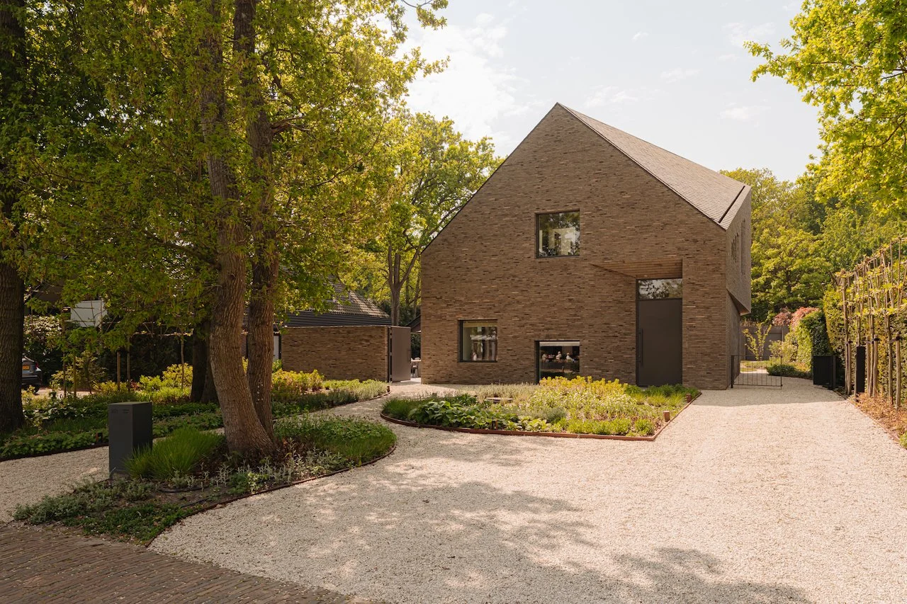 Binnen stucwerk en strakke wandafwerking in moderne villa, uitgevoerd door Zonjee Afbouw.